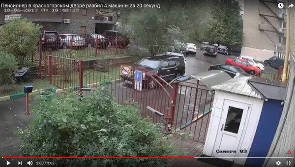 Видеофакт: пенсионер устроил серию ДТП в Подмосковье - Sputnik Беларусь