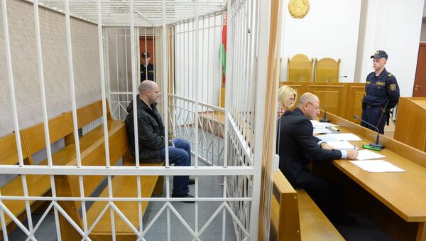 Обвиняемый Раздуев и его адвокаты в зале суда - Sputnik Беларусь