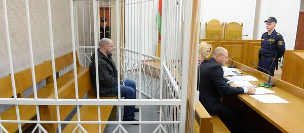 Обвиняемый Раздуев и его адвокаты в зале суда - Sputnik Беларусь