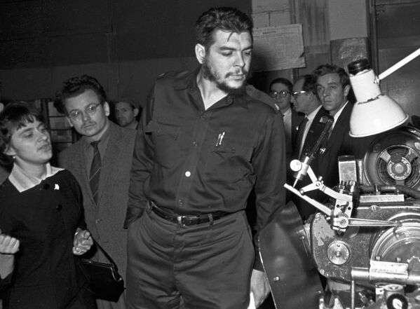 В 1960 году Че Гевара во главе экономической миссии Кубы посетил страны социалистического блока, в том числе Советский Союз. На фото он знакомится со станочным оборудованием в одном из цехов ГПЗ. - Sputnik Беларусь