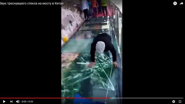 Видеофакт: гид попытался напугать туристов на стеклянном мосту в Китае - Sputnik Беларусь