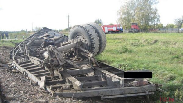 В Осиповичском районе произошло столкновение грузового поезда с прицепом автомобиля «МАЗ» - Sputnik Беларусь