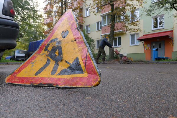 После проведения капремонта благоустраивают дворовую территорию После проведения капремонта благоустраивают дворовую территорию - Sputnik Беларусь