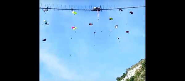 Экстрэмалы-парашутысты ўстанавілі сусветны рэкорд у Сочы Экстрэмалы-парашутысты ўстанавілі сусветны рэкорд у Сочы - Sputnik Беларусь