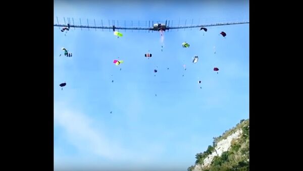 Экстремалы-парашютисты установили мировой рекорд в Сочи, видео - Sputnik Беларусь