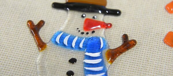 Посетителям ТРЦ Galleria показывают, ка создаются елочные игрушки - Sputnik Беларусь