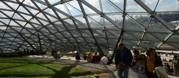 Посетители в Стеклянной коре в природно-ландшафтном парке Зарядье в Москве Посетители в Стеклянной коре в природно-ландшафтном парке Зарядье в Москве - Sputnik Беларусь