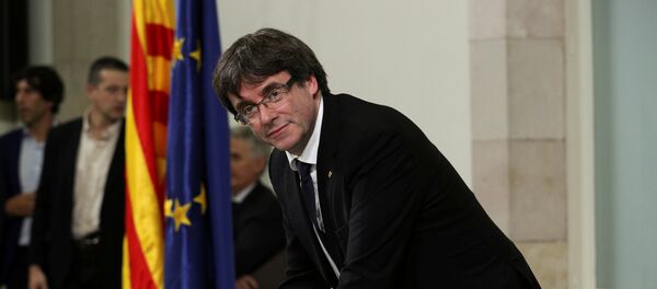 Председатель правительства Карлес Пучдемон подписал декларацию о независимости Каталонии Председатель правительства Карлес Пучдемон подписал декларацию о независимости Каталонии - Sputnik Беларусь