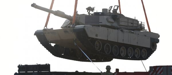 Выгрузка американского танка с платформы, архивное фото - Sputnik Беларусь