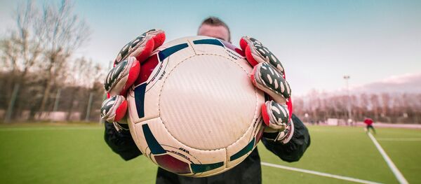 Голкипер с мячом в руках, архивное фото - Sputnik Беларусь