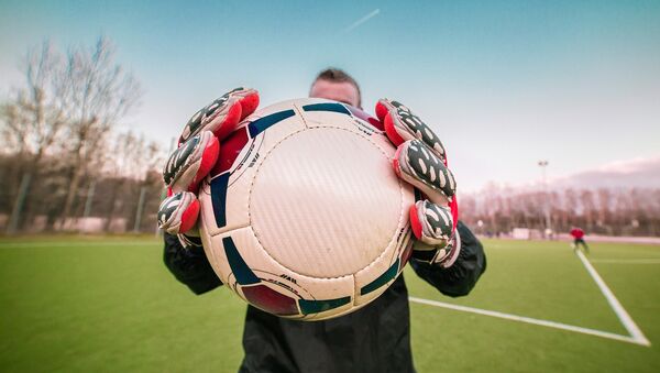 Голкипер с мячом в руках, архивное фото - Sputnik Беларусь