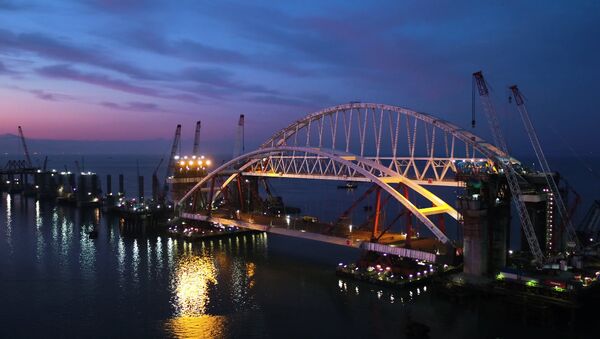 Вечерние кадры подготовки автодорожной арки Крымского моста к подъему - Sputnik Беларусь