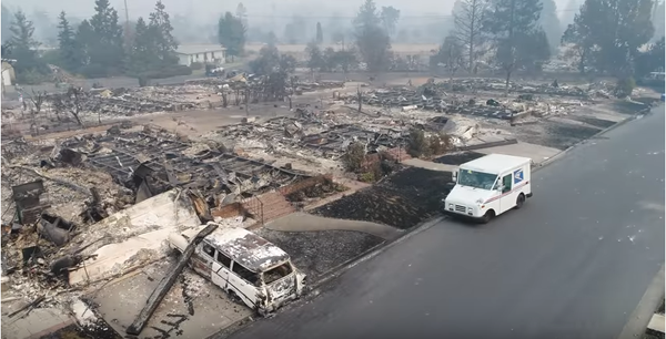 Грузовик развозит почту по сгоревшему городу в Калифорнии - Sputnik Беларусь