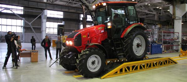 Новый трактор сходит с конвейера - Sputnik Беларусь