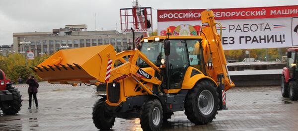 Новый погрузчик - один из первых, выпущенных в рамках работы кластера Новый погрузчик - один из первых, выпущенных в рамках работы кластера - Sputnik Беларусь