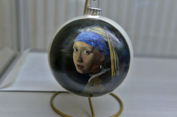 Коллекция включает шары, расписанные репродукциями известных картин. - Sputnik Беларусь