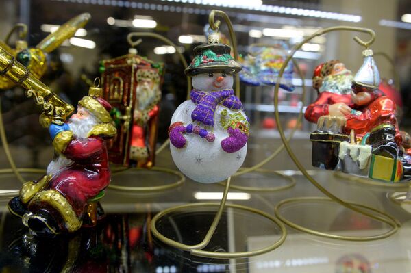 Среди елочных игрушек - огромная коллекция самых разных Санта Клаусов и Дедов Морозов. - Sputnik Беларусь