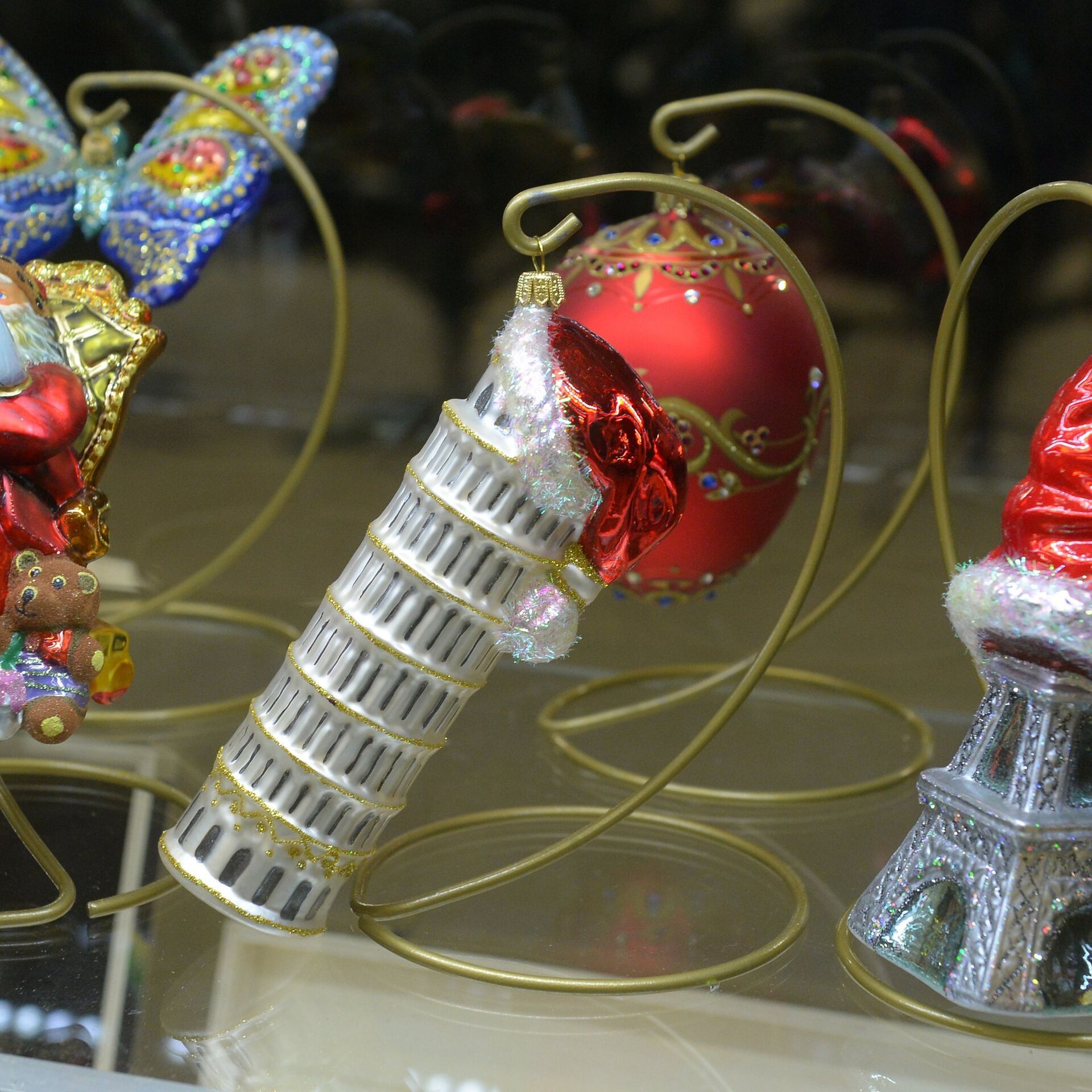 Рождественские игрушки часы висит на елку. рождество и новый год
