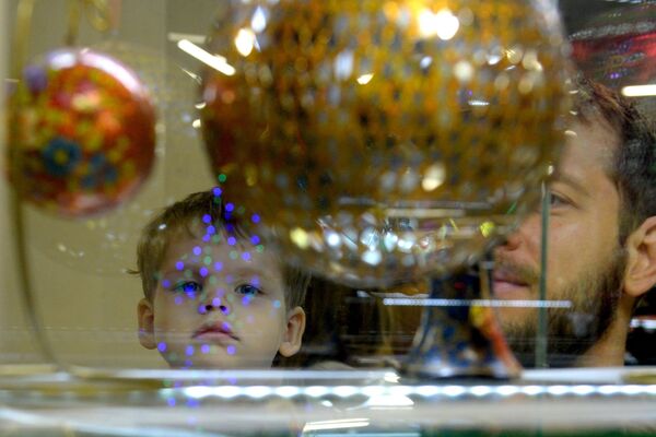 Новогодняя атмосфера мгновенно поглощает посетителей, особенно малышей. - Sputnik Беларусь
