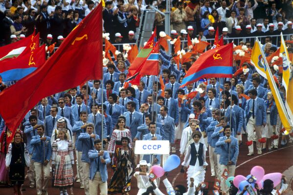 Делегация Союза Советских Социалистических Республик на церемонии открытия Всемирного фестиваля молодежи студентов, архивное фото - Sputnik Беларусь
