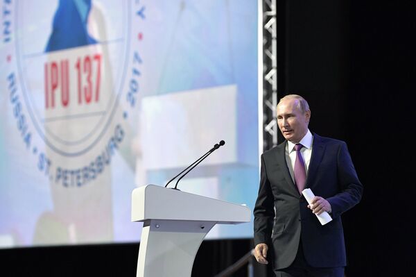 Президент РФ Владимир Путин выступает на церемонии открытия 137-й Ассамблеи Межпарламентского союза в Санкт-Петербурге Президент РФ Владимир Путин выступает на церемонии открытия 137-й Ассамблеи Межпарламентского союза в Санкт-Петербурге - Sputnik Беларусь
