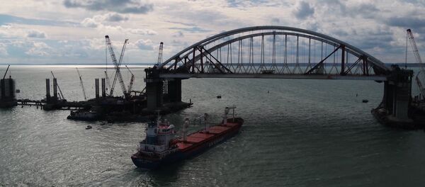 Первое судно прошло под обеими арками Крымского моста - Sputnik Беларусь