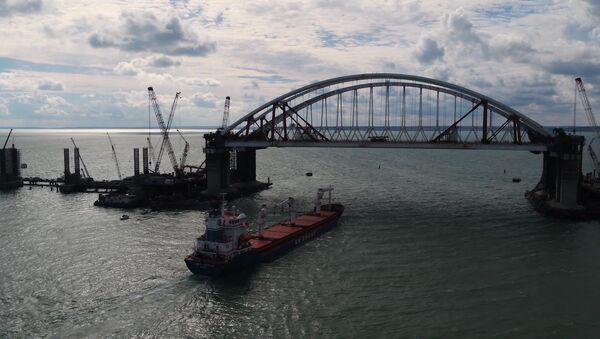 Первое судно прошло под обеими арками Крымского моста - Sputnik Беларусь