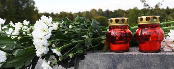 Цветы и поминальные свечи, архивное фото - Sputnik Беларусь