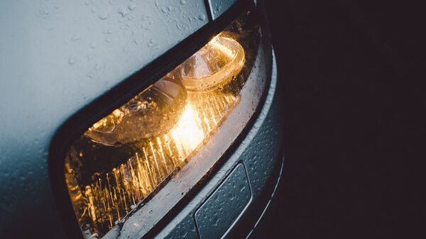 Зажженная автомобильная фара, архивное фото - Sputnik Беларусь