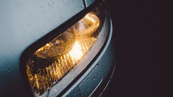 Зажженная автомобильная фара, архивное фото - Sputnik Беларусь