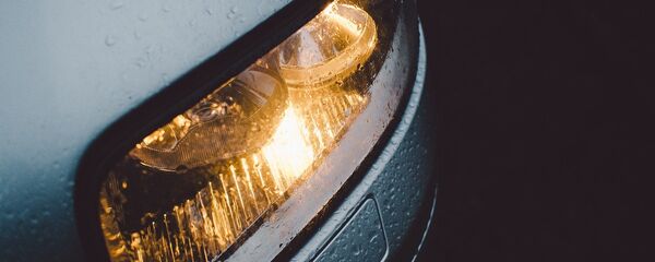 Зажженная автомобильная фара, архивное фото - Sputnik Беларусь