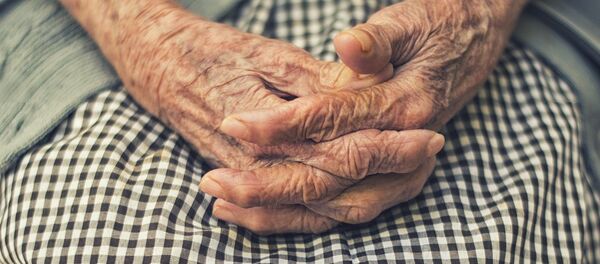 Руки пожилой женщины, архивное фото Руки пожилой женщины, архивное фото - Sputnik Беларусь