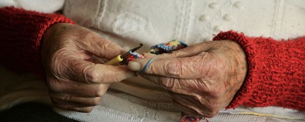 Руки пожилой женщины, архивное фото - Sputnik Беларусь