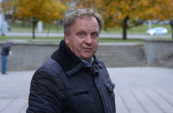 Владимир Головач, председатель КОТОС №97, уверен: такой капремонт – не просто халтура, а случай вопиющей бесхозяйственности Владимир Головач, председатель КОТОС №97, уверен: такой капремонт – не просто халтура, а случай вопиющей бесхозяйственности - Sputnik Беларусь