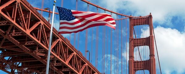 Амерыканскі сцяг на фоне моста Залатыя вароты Амерыканскі сцяг на фоне моста Залатыя вароты - Sputnik Беларусь