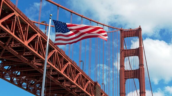 Американский флаг на фоне моста Золотые ворота - Sputnik Беларусь