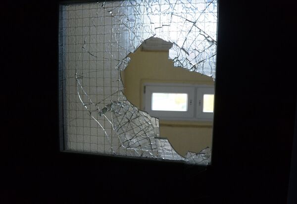 Новые двери в подъезде тепла не добавили Новые двери в подъезде тепла не добавили - Sputnik Беларусь