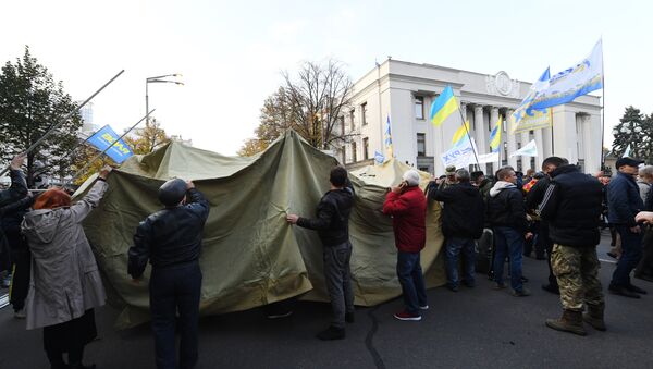 Митингующие устанавливают палатки у здания Верховной рады в Киеве - Sputnik Беларусь