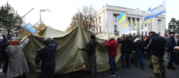 Митингующие устанавливают палатки у здания Верховной рады в Киеве Митингующие устанавливают палатки у здания Верховной рады в Киеве - Sputnik Беларусь