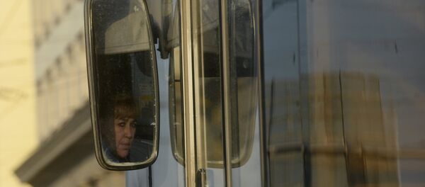 Зеркало заднего вида в троллейбусе - Sputnik Беларусь