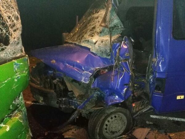 После ДТП водителя из салона микроавтобуса извлекли спасатели - Sputnik Беларусь