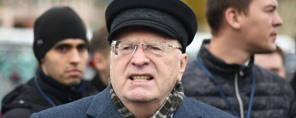 Лидер ЛДПР Владимир Жириновский перед началом карнавального шествия в Москве в рамках XIX Всемирного фестиваля молодежи и студентов - Sputnik Беларусь