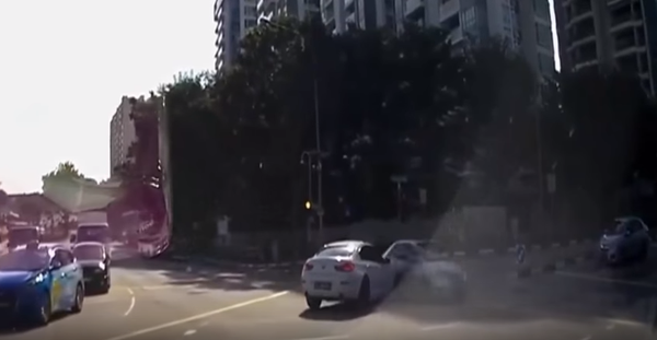 Машина-призрак спровоцировала аварию на перекрестке в Сингапуре - Sputnik Беларусь