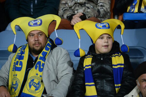 Колоритные болельщики желто-синих на трибунах Борисов-Арены - Sputnik Беларусь