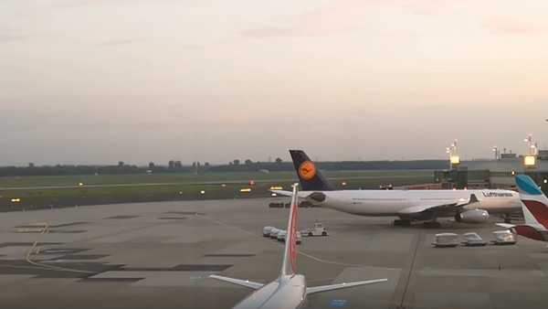 Самолет авиакомпании Air Berlin едва избежал столкновения с зданием аэропорта Дюссельдорфа - Sputnik Беларусь