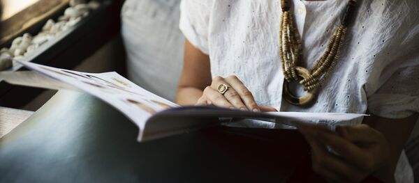 Девушка читает журнал, архивное фото Девушка читает журнал, архивное фото - Sputnik Беларусь