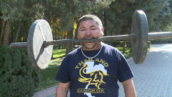 Силач из Кыргызстана заколачивает гвозди лбом и поднимает гантелю зубами - Sputnik Беларусь