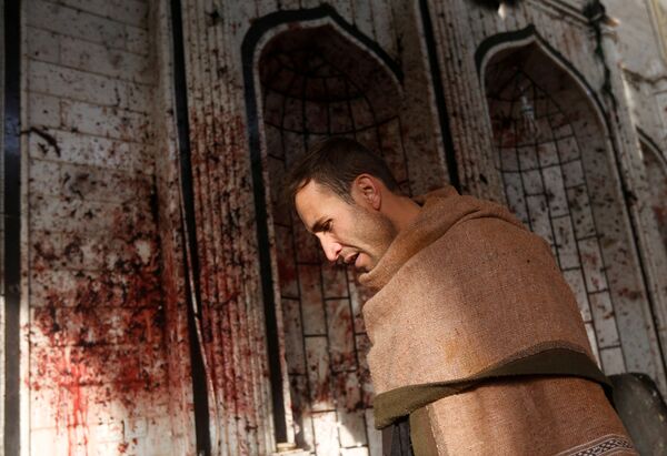 Пострадавший в результате теракта на месте взрыва в мечети Кабула, Афганистан - Sputnik Беларусь