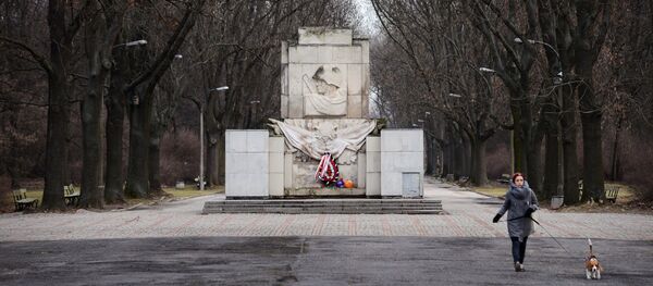 Возложение цветов на могилы советских солдат в Польше - Sputnik Беларусь