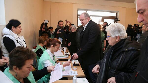Президент Грузии Георгий Маргвелашвили проголосовал на выборах в местные органы власти - Sputnik Беларусь